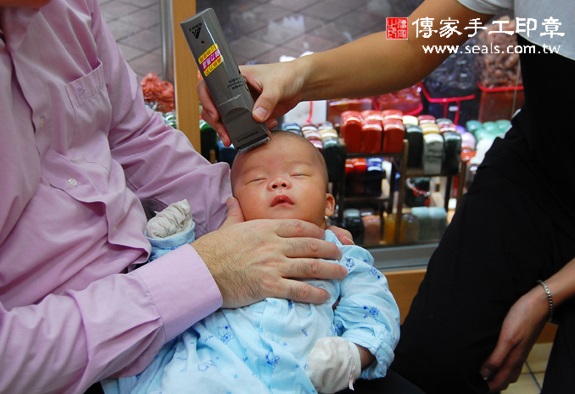 吳寶寶(新北永和區到府嬰兒寶寶滿月剃頭理髮、免費到府嬰兒剃胎毛儀式吉祥話)。到府剃頭剃胎毛主持、專業拍照、DVD光碟、證書。★購買「臍帶章、肚臍章、胎毛筆刷印章」贈送：剃頭、收涎、抓周，三選一。2015.10.25 照片17